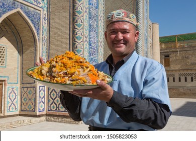 Bukhara, Uzbekistan. 20.10.2018 year.The chef, dressed in traditional costume entertains the people of Bukhara pilaf.National holiday in Bukhara.Uzbekistan