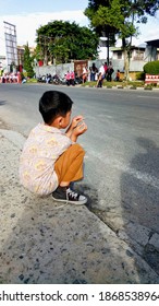 Bukittinggi, Indonesia 2 August 2018 Indoneaian Student Sit On The Side Of The Road Waiting For Tour De Singkarak Cycling Event In Bukittinggi Indonesia