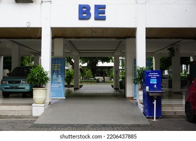 Bulaksumur, Yogyakarta Indonesia – October 25 2021: The Quiet Atmosphere Of The Campus Of The Faculty Of Social And Political Sciences, UGM During The Covid 19 Pandemic. Fisipol UGM, San Siro, Sepi.