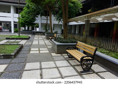 Bulaksumur, Yogyakarta Indonesia – October 25 2021: The Quiet Atmosphere Of The Campus Of The Faculty Of Social And Political Sciences, UGM During The Covid 19 Pandemic. Fisipol UGM, San Siro, Sepi.