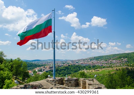 bulgarian flag in veliko tarnovo tsarevets