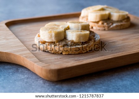 Bulgur Rice Cakes with Sliced Bananas and Peanut Butter / Round Crackers.