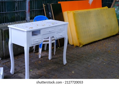 Bulky Waste, Old Furniture, Tables, Used Things On The Street Before It Is Collected, Problem Of Shredding Garbage, Disposal Of Bulky Refuse, Is Diverted For Recycling, Pollution Of Nature