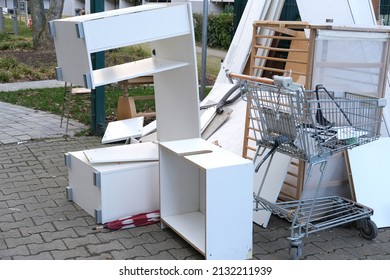 Bulky Waste, Old Furniture, Tables, Used Things On The Street Before It Is Collected, Problem Of Shredding Garbage, Disposal Of Bulky Refuse, Is Diverted For Recycling, Pollution Of Nature