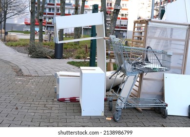 Bulky Waste, Old Furniture, Tables, Used Things On The Street Before It Is Collected, Problem Of Shredding Garbage, Disposal Of Bulky Refuse, Is Diverted For Recycling, Pollution Of Nature