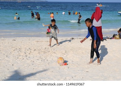 BULUKUMBA, INDONESIA - AUGUST 5 2018: Children Are Playing On Bira Beach In Bulukumba Regency. The Children Play Sand And Ball