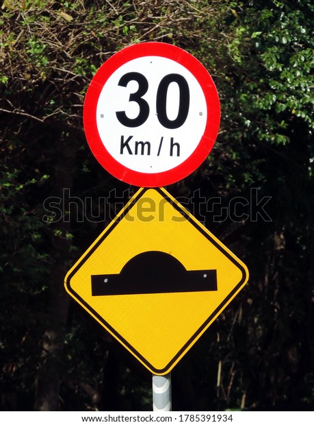 Bump and 30 kmh\
speed limit traffic signs