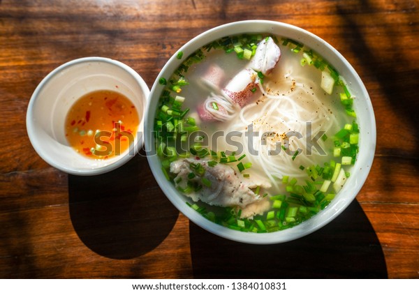 木の背景にbun Quayベトナム料理またはquay米麺 ベトナム Kien Giangのpu Quoc島で有名な食べ物 の写真素材 今すぐ編集