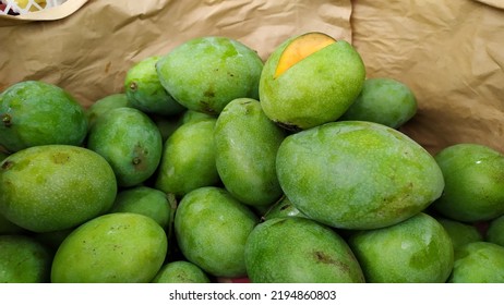 Bunch Of Fresh And Ripe Honey Mangoes In A Fruit Basket Ready To Be Sold In The Market.