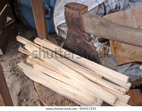 Bunch of kindling\
splints and an ax close\
up.
