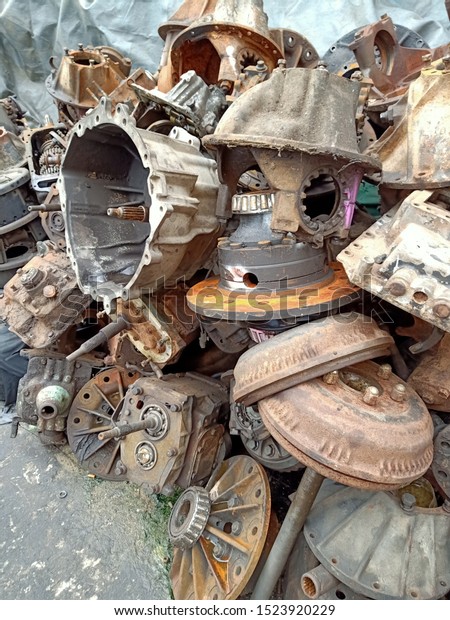 A bunch of old steel auto\
parts.