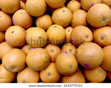 A bunch of oranges that look deicious