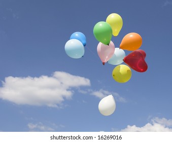 Ballons gegen blauen Himmel