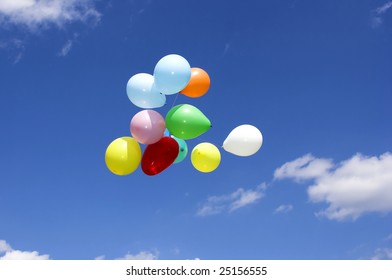 Ballons gegen Himmel
