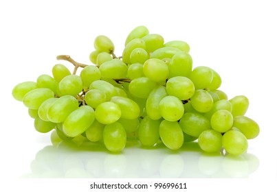 букет спелого и сочного зеленого винограда крупным планом на белом фоне