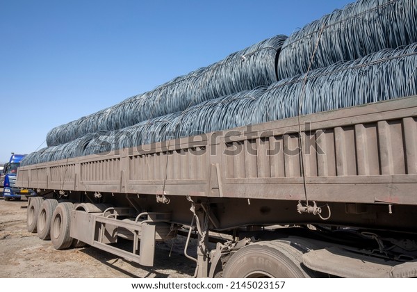 Bundles of steel bars\
piled up on the car