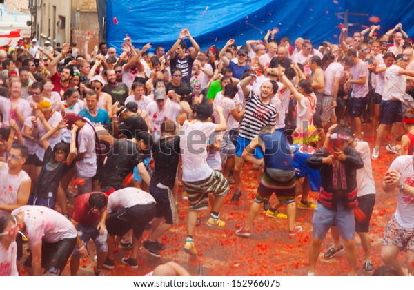BUNOL, SPAIN - AUGUST 28: La Tomatina festival in August 28, 2013 in Bunol, Spain. Battle of tomatoes at street of city
