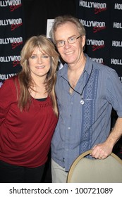 BURBANK, CA - APR 22: Susan Olsen, Mike Lookinland At The Hollywood Show Held At Burbank Airport Marriott On April 22, 2012 In Burbank, California