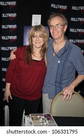 BURBANK, CA - APR 22: Susan Olsen, Mike Lookinland At The Hollywood Show Held At Burbank Airport Marriott On April 22, 2012 In Burbank, California