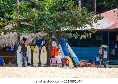 Bureh Beach, Sierra Leone - January 11, 2014: Bureh Beach Surf Club With Colorful Buildings, Surf Boards And Trees