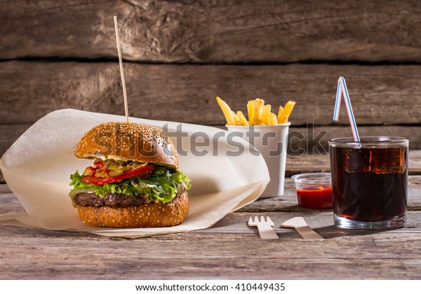 ハンバーガーとフライド コーラ スティックには 飲み物とハンバーガーが付いています おいしいファストフードと飲み物 試食に値する新しい料理 の写真素材 今すぐ編集