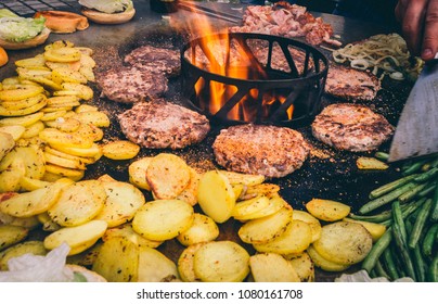 Burger mit Bacon grillen auf der Feuerplatte