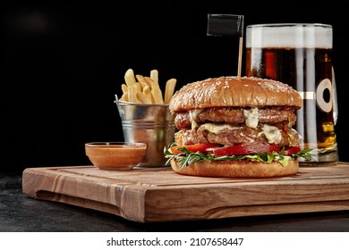 Burger With Two Patties, Blue Cheese, Caramelized Onions, Tomatoes And Arugula Served With Amber Lager, Fries And Sauce