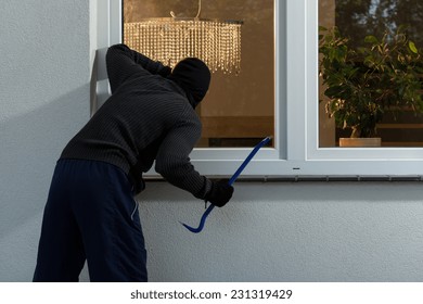 Burglar before burglary into the house, horizontal