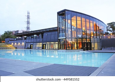 BURLINGTON, CANADA - JULY 5, 2016: Shorefront Restaurant. Burlington Is Part Of The Greater Toronto Area And Is Also Included In The Hamilton Census Metropolitan Area