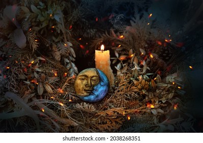 Unscharfer, dezenter dunkler Hintergrund mit Kerze, symbolischem Mond und Bokeh-Licht. künstlerischer Geräuschfilter. flache Tiefe. Nahaufnahme. weicher selektiver Fokus