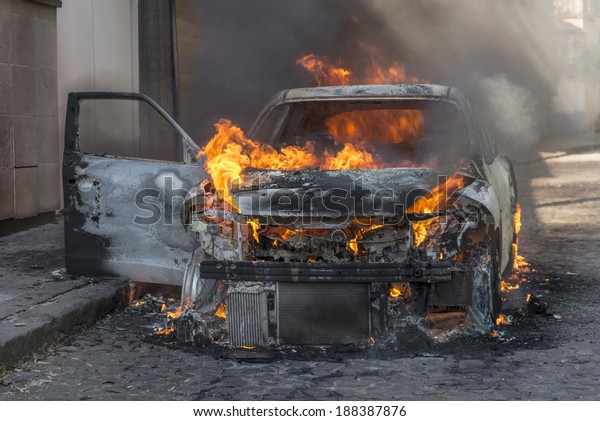 Burning\
car Fire suddenly started engulfing all the car \
