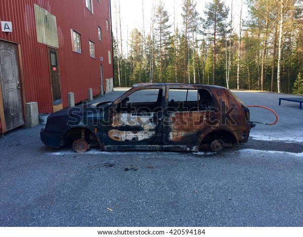 Burnt out\
car