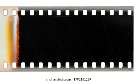 Start eines 35 mm negativen Filmstreifens, erster dunkler Rahmen auf weißem Hintergrund, realer Abtasten von Filmmaterial mit cooler Interferenz am Material und Kratzern.