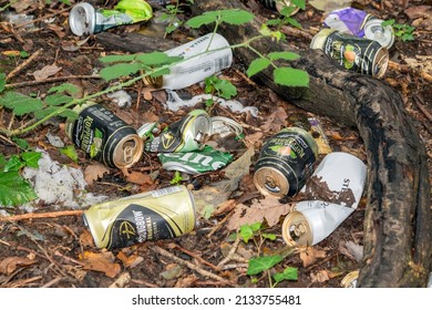 Burry Port, Wales, UK, August 21, 2021 : Tin beer and cider cans left as rubbish waste litter which is careless inconsiderate garbage polluting the local environment, stock photo image 