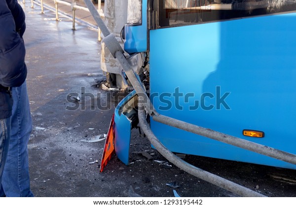 The bus crashed\
into the pavement fence and lighting pillar. The concept of\
careless driving vehicles.