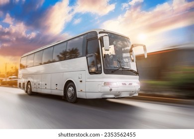 Autobús conduciendo moviéndose a alta velocidad de efecto desenfoque en una carretera al atardecer