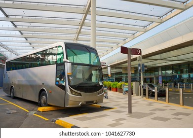 Bus auf einem Parkplatz am Flughafen Terminal. Singapur