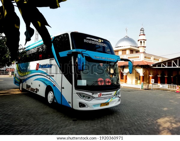bus parking in front of\
the mosque