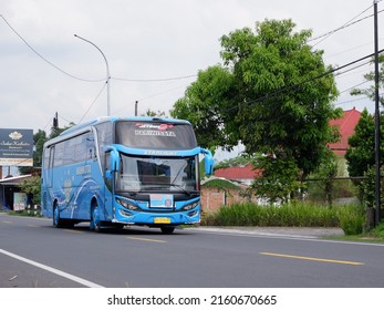 Bus Passes On The Road. 26 May 2022, Yogyakarta, Indonesia, Kendaraan Macet Saat Long Weekend Atau Weekend Banyak Bus Wisata Yang Lewat Di Jalanan Kota Yogyakarta Membawa Wisatawan