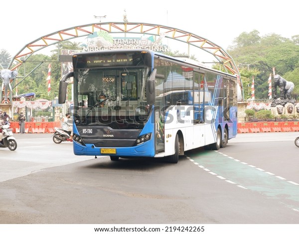 Bus passes on the road, Jakarta,\
Indonesia, August 26, 2022, Bus trans Jakarta lewat di depan\
gerbang pintu masuk Kebun Binatang Ragunan, Jakarta\
Selatan