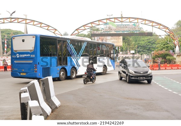 Bus passes on the road, Jakarta,\
Indonesia, August 26, 2022, Bus trans Jakarta lewat di depan\
gerbang pintu masuk Kebun Binatang Ragunan, Jakarta\
Selatan