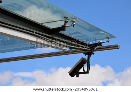 bus stop glazing. glass canopy attached at n several points to the metal structure. Gaps between the sky that have dots as protection against sunlight Foto stock © 