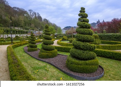 Bush Sculpture In Park - Durbuy Belgium - Nature Background