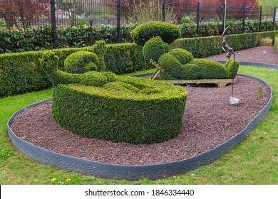 Bush Sculpture In Park - Durbuy Belgium - Nature Background