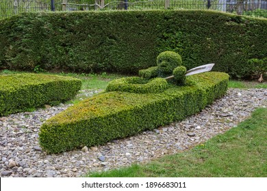 Bush Sculpture In Park - Durbuy Belgium - Nature Background