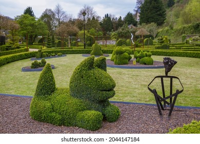 Bush Sculpture In Park - Durbuy Belgium - Nature Background