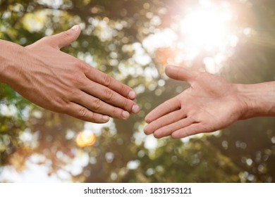 Handshake für Geschäftsvereinbarungen auf unscharfem Hintergrund.