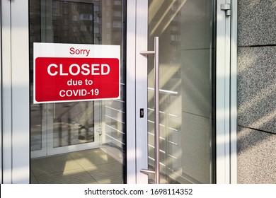 Geschäftszentrum wegen COVID-19 geschlossen, mit Entschuldigung in Türfenster unterschreiben. Geschäfte, Restaurants, Büros und andere öffentliche Orte, die während der Koronavirus-Pandemie vorübergehend geschlossen werden. Wirtschaft, die vom Corona-Virus getroffen wird.