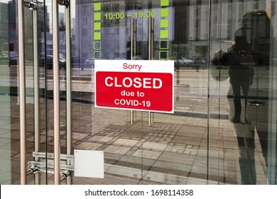 Geschäftszentrum wegen COVID-19 geschlossen, mit Entschuldigung in Türfenster unterschreiben. Geschäfte, Restaurants, Büros und andere öffentliche Orte, die während der Koronavirus-Pandemie vorübergehend geschlossen werden. Wirtschaft, die vom Corona-Virus getroffen wird.