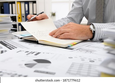 Geschäftskonzept - Geschäftsmann, der im Büro, am Tisch und im Arbeitsbereich arbeitet, Nahaufnahme, Finanzberichte überprüft, schreibt und zählt